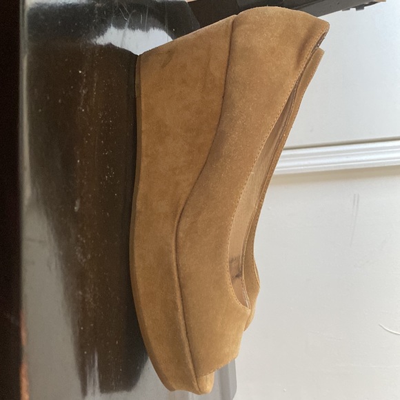 Michael Kors suede wedge in size 7.5 - Picture 3 of 4